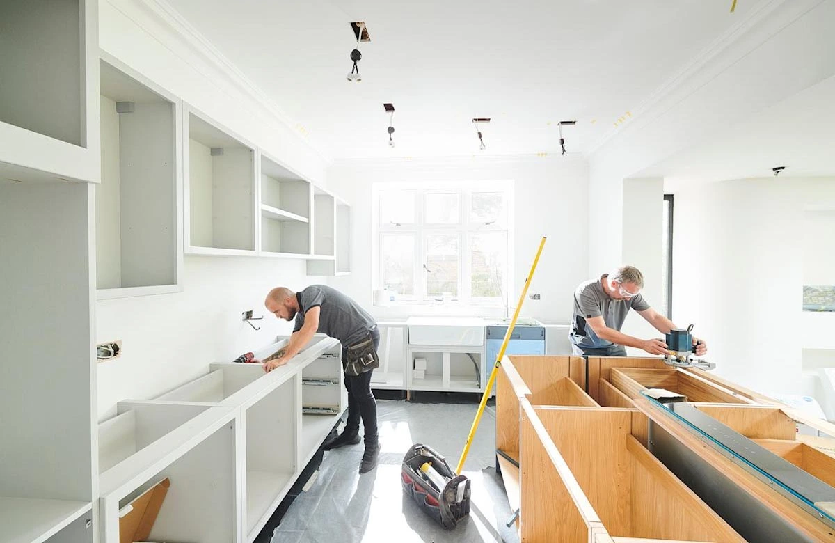 Your right home remodeling contractor in Austin delivers expert kitchen transformations with seamless cabinet fitting and clean craftsmanship.