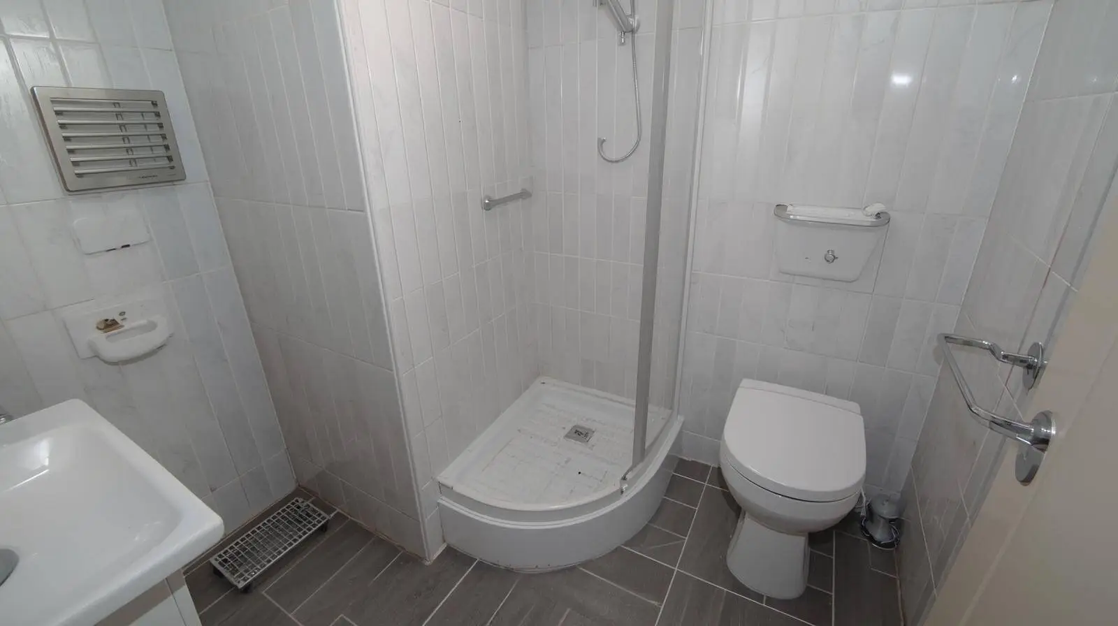 Small Bathroom Designs With Shower and Toilet on a Budget